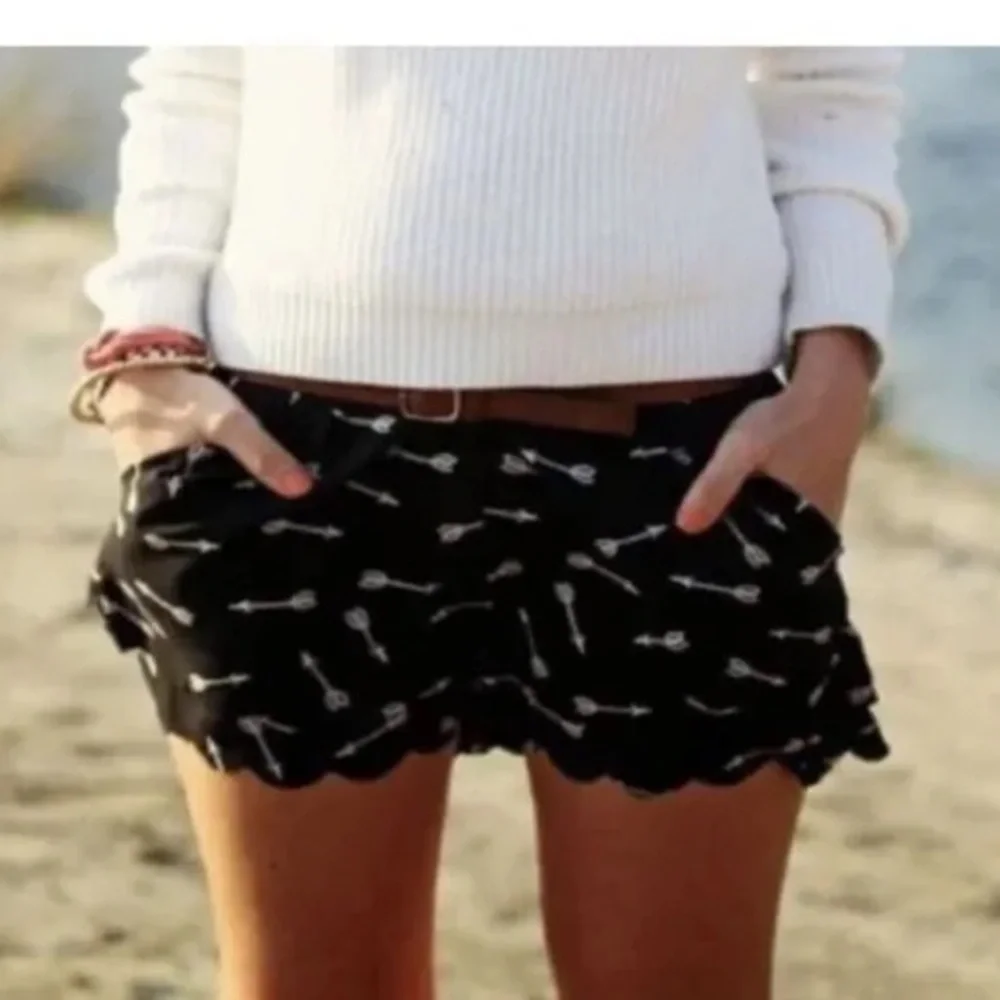Anthropologie E by Eloise arrow print scalloped shorts size medium
